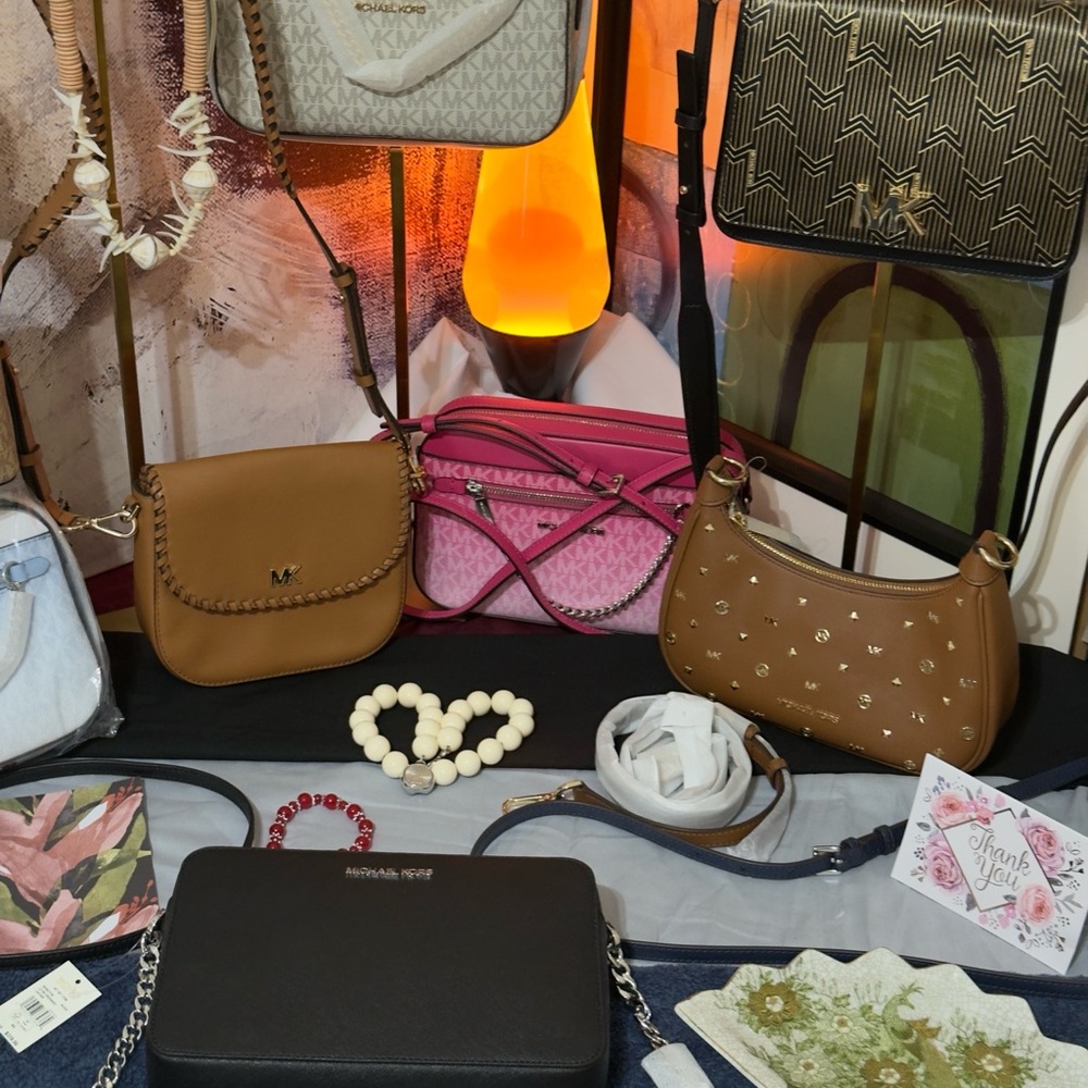 ALL MICHAEL KORS NWT JUST SHOWING !!
❤️❤️❤️❤️